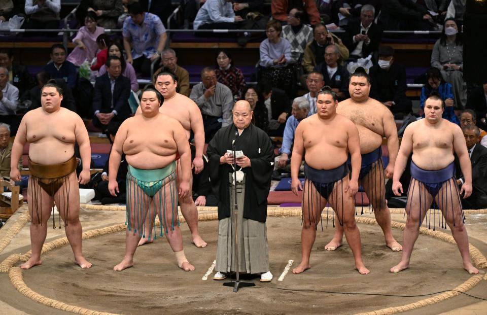 　あいさつをする日本相撲協会の八角理事長（中央）