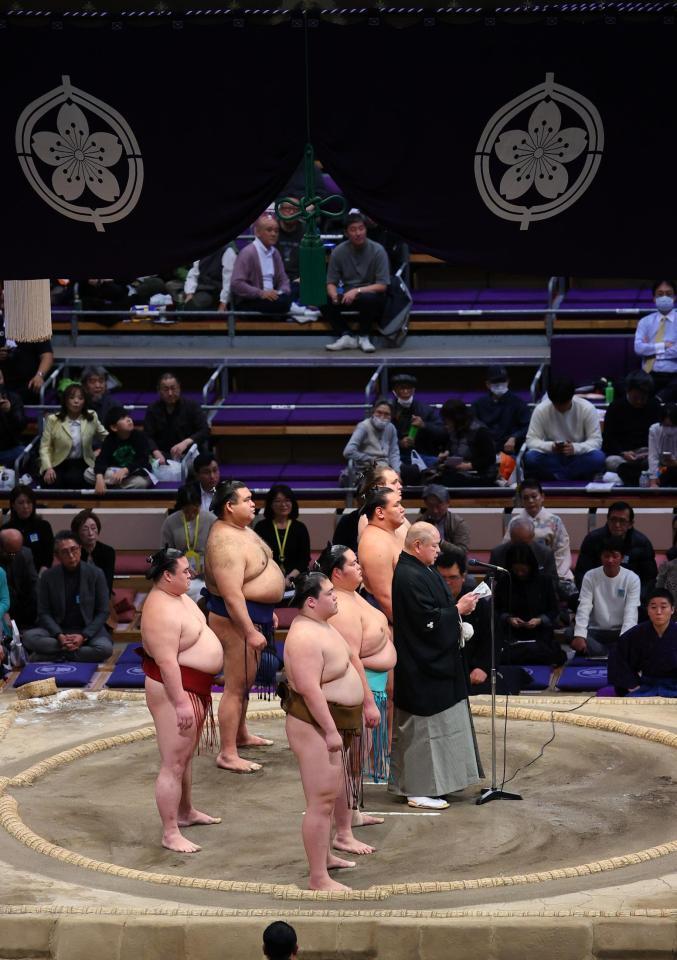 　土俵上であいさつする八角理事長（右）