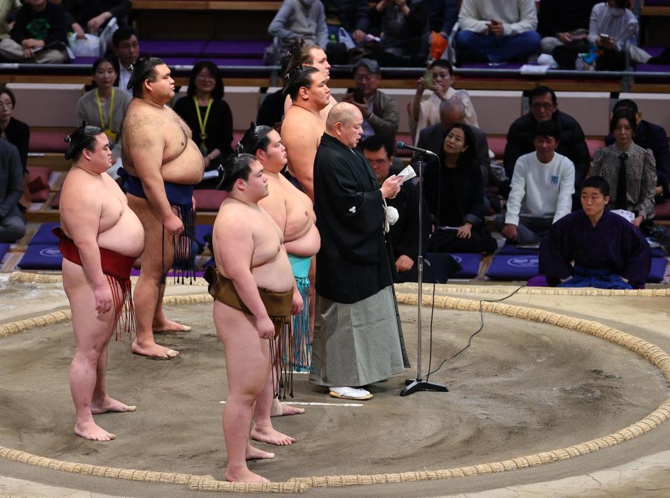 　土俵上であいさつする八角理事長（右）