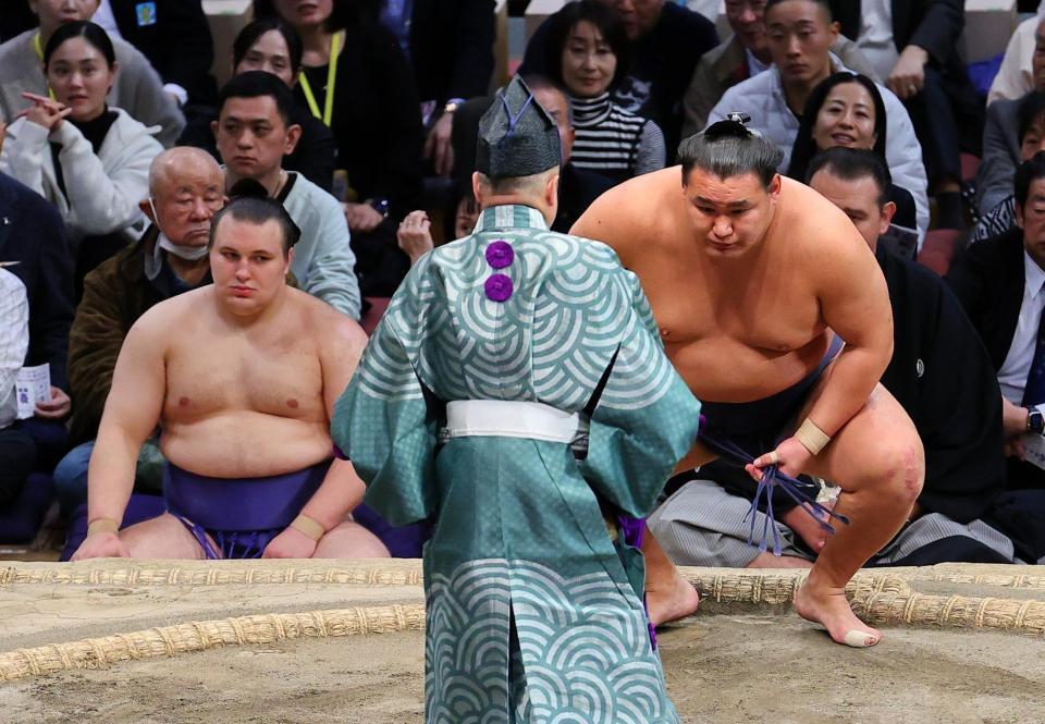 　大の里の休場により豊昇龍が不戦勝となる。左は安青錦