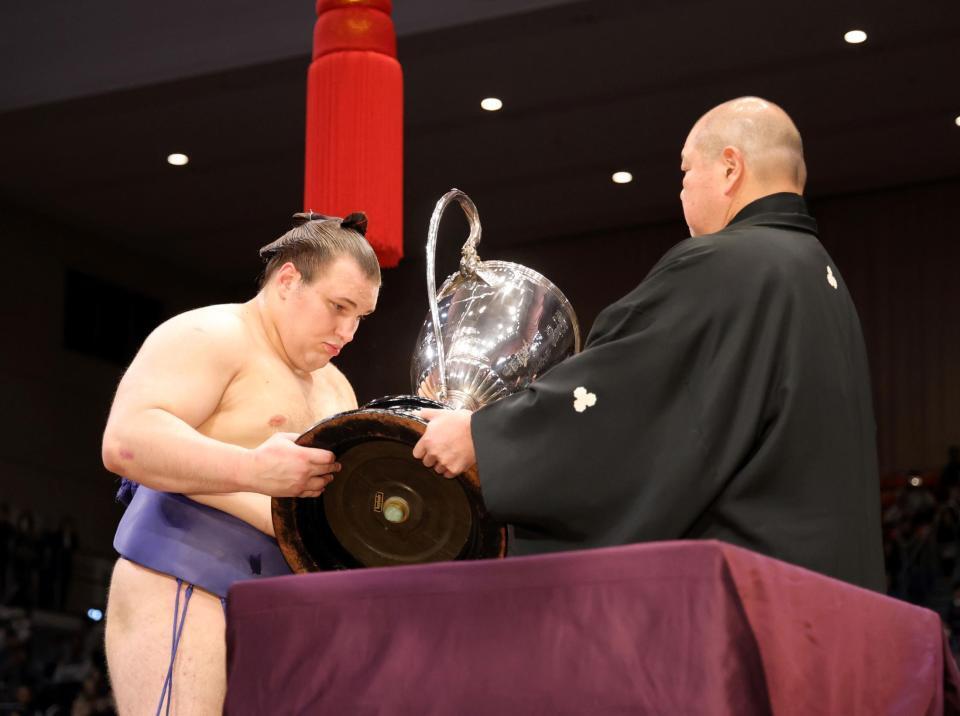 　安青錦（左）は八角理事長から優勝賜杯を贈られる（撮影・山口登）