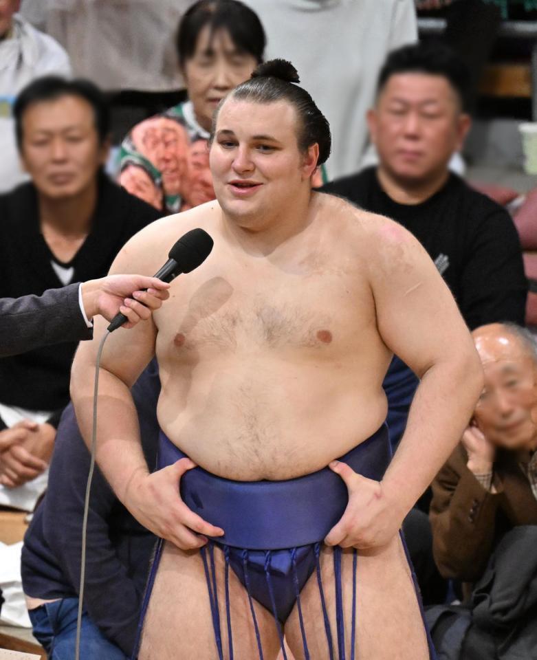 　優勝力士インタビューを受ける安青錦
