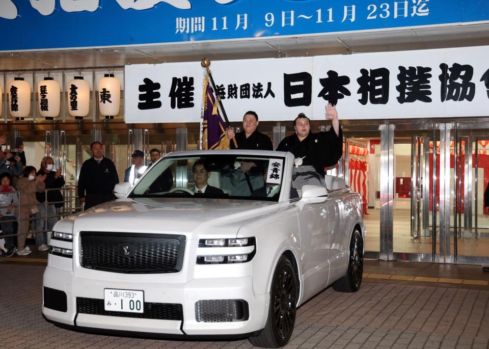 　優勝パレードに出発する安青錦（左は義ノ富士）＝撮影・山口登