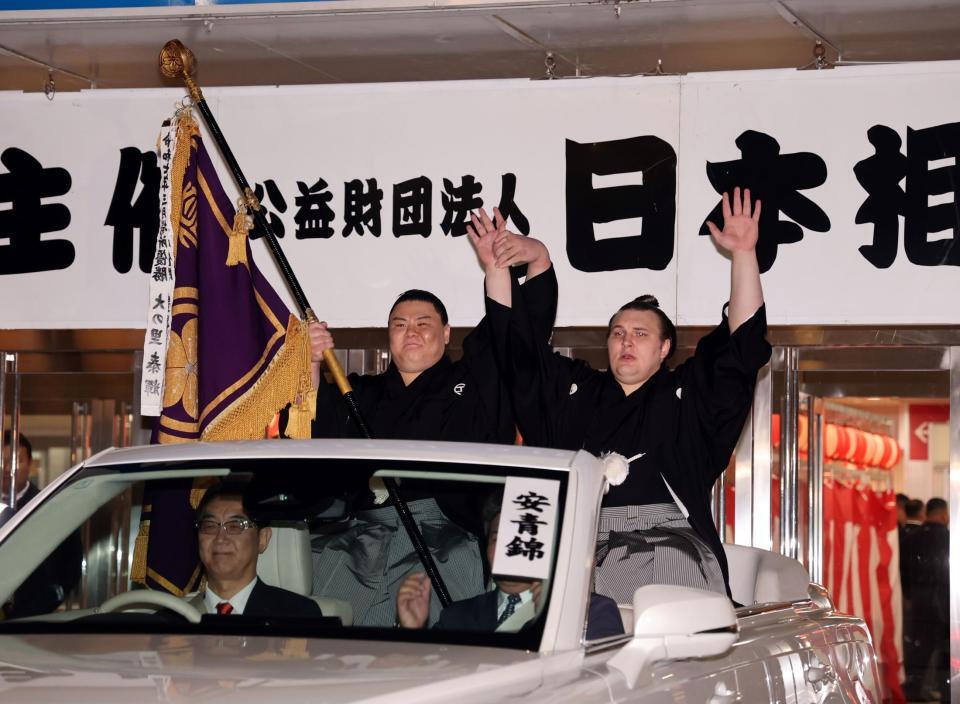 　優勝パレードに出発する安青錦（左は義ノ富士）＝撮影・山口登