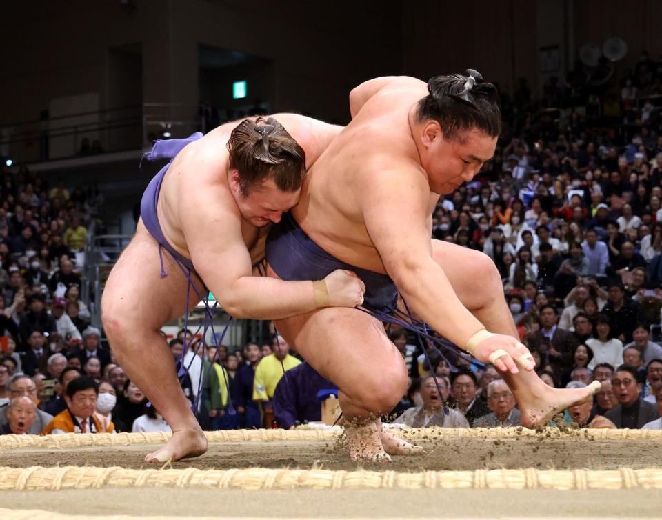 　安青錦（左）は豊昇龍を破り優勝を決める（撮影・山口登）