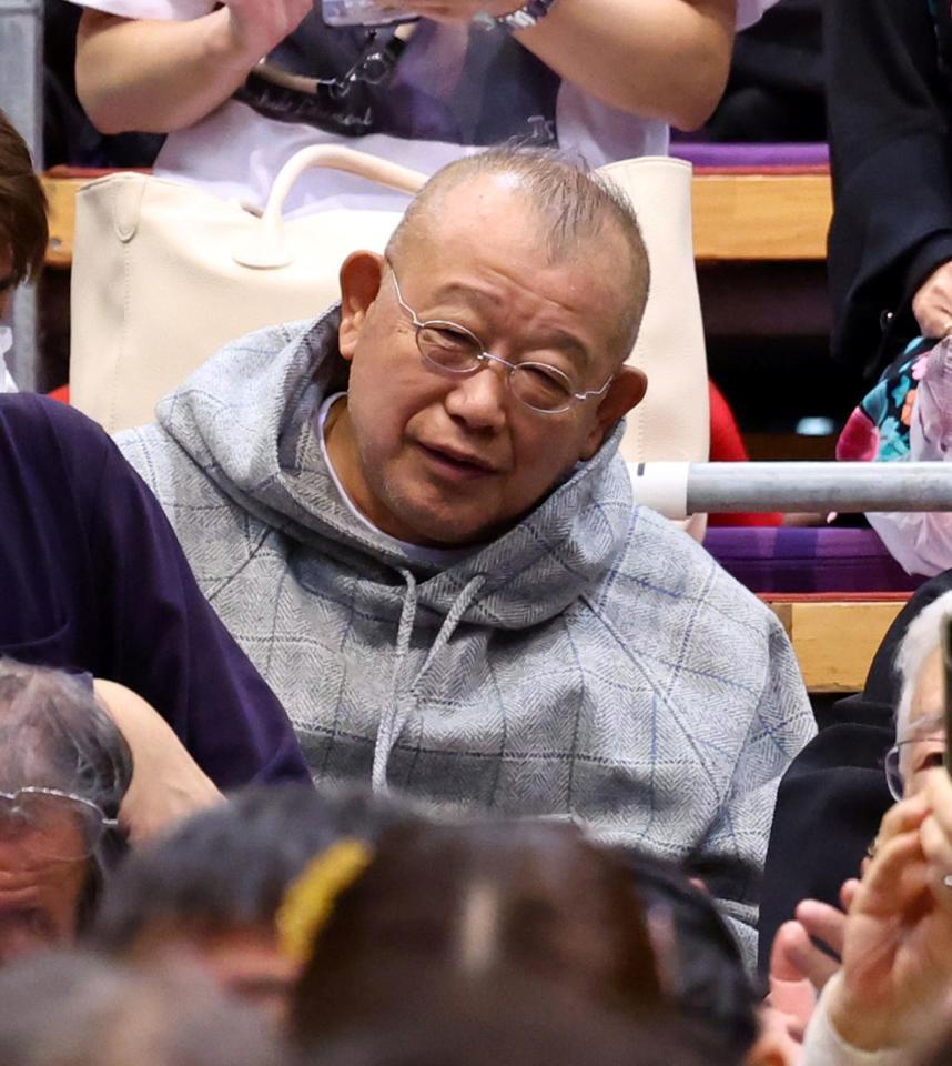 　千秋楽を観戦する笑福亭鶴瓶（撮影・山口登）