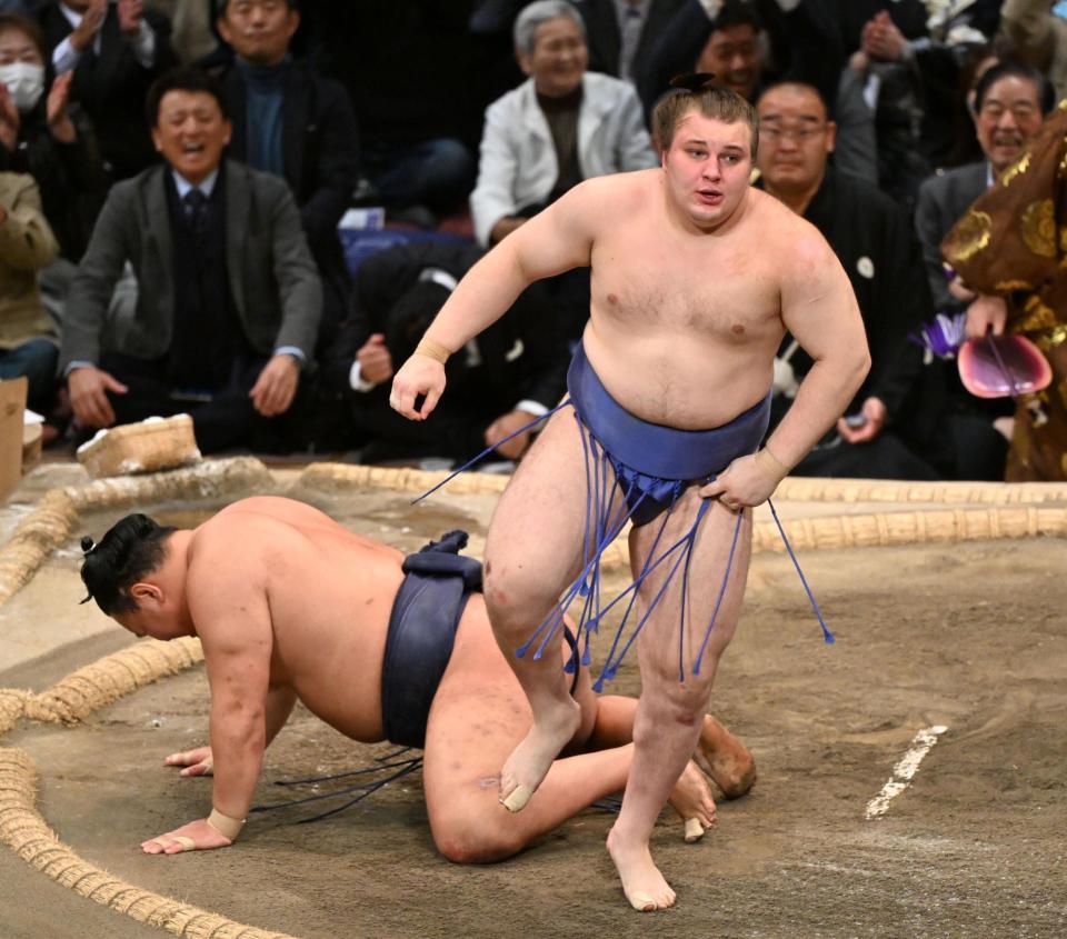 　優勝決定戦で安青錦（右）は送り投げで豊昇龍（左）を破る