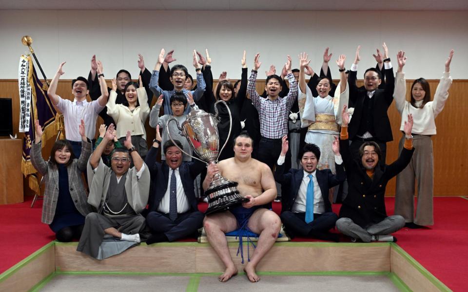 　支度部屋で賜杯を手にする安青錦