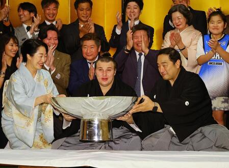 　杯を手に笑顔を見せる安青錦（前列中央）と安治川親方（同右）