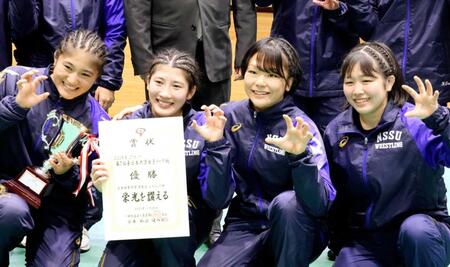 　日体大が優勝し、笑顔の藤波朱理（右から２人目）