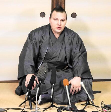 　初優勝の一夜明け会見を行う安青錦