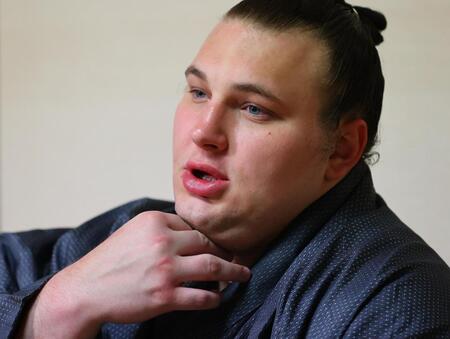 　初優勝を果たした九州場所から一夜明け、記者の質問に答える安青錦