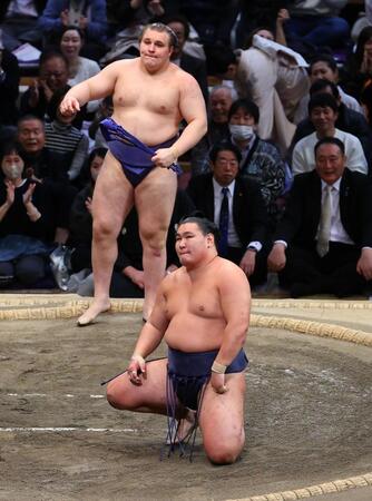 　優勝決定戦で安青錦（奥）に敗れた豊昇龍＝２３日
