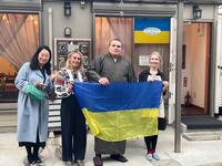 　武蔵野市のカフェ「クラヤヌィ」を訪問した（中央）＝１０月（日本ウクライナ友好協会ＫＲＡＩＡＮＹ提供）