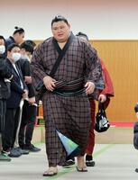 　取り組みを終え引き揚げる大の里＝２２日