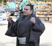 　宿舎を構える水天宮でガッツポーズを見せる安青錦