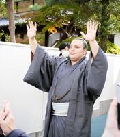 　宿舎近くに集まったファンに応える安青錦