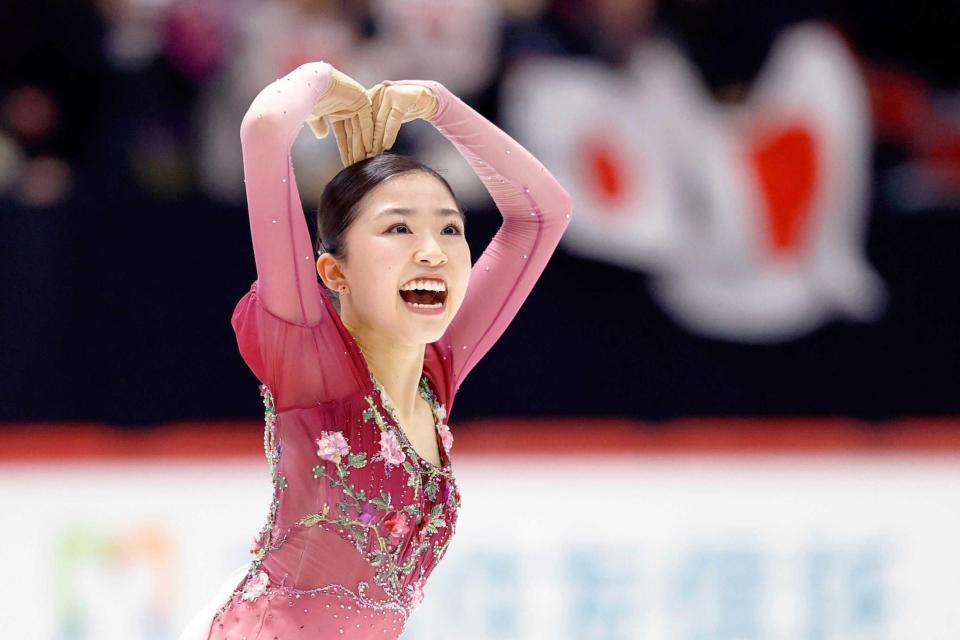 　女子フリーの演技を終え、観客席に向かいポーズをとる千葉百音（共同）