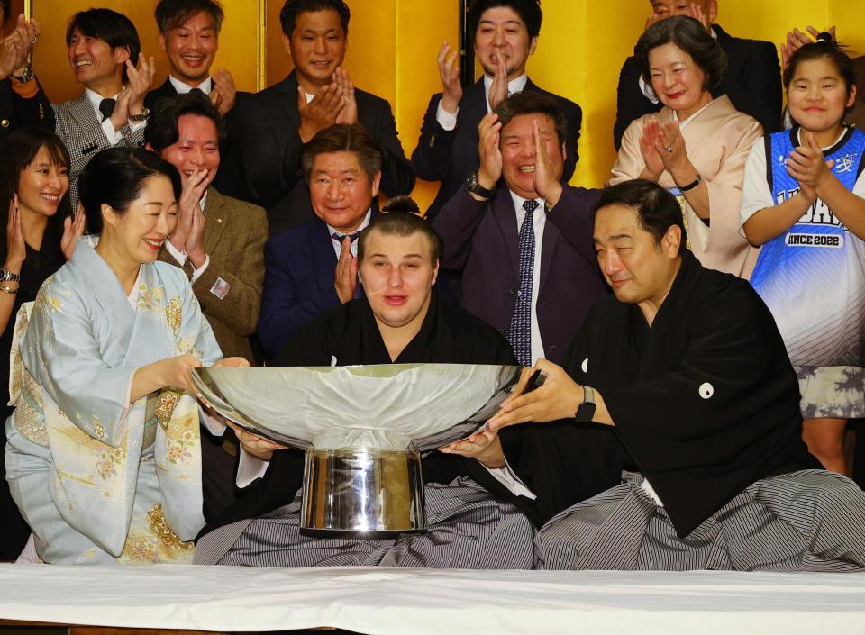 　杯を手に笑顔を見せる安青錦（前列中央）と安治川親方（同右）