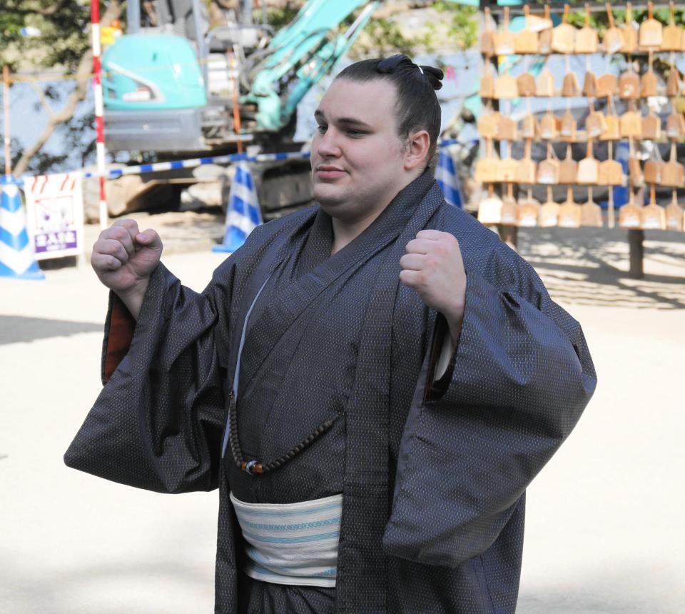 　宿舎を構える水天宮でガッツポーズを見せる安青錦