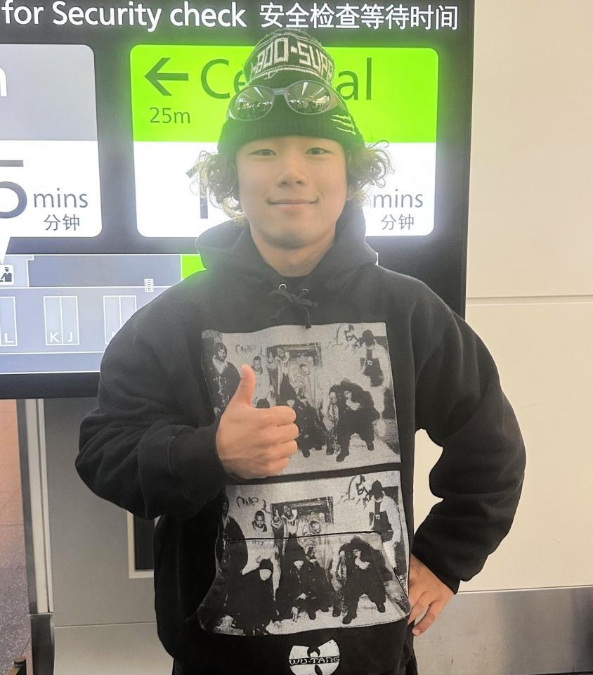 　羽田空港で取材に応じた長谷川