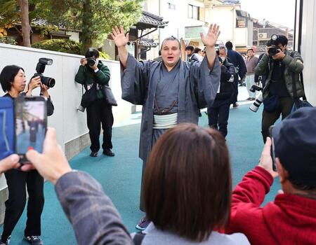 　ファンに手を振る安青錦（撮影・田中久雄）