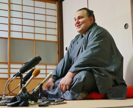 　笑顔で会見する安青錦