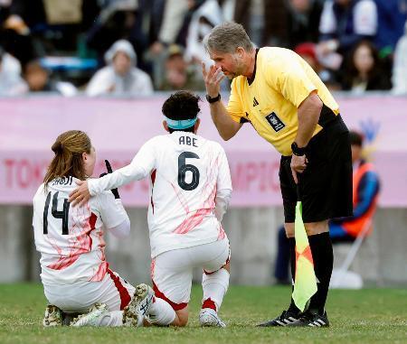 　日本-米国　前半、手話を使って日本選手に話しかける主審＝福島県Ｊヴィレッジ