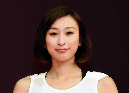 【写真】ピンヒール立ちの浅田舞 謎めいた黒ドレス姿「女神様」