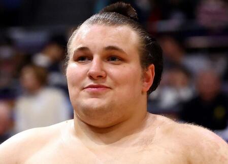 【写真】さすが！鯛を片手で軽々と持ち上げる安青錦　めでタイ集合ショット