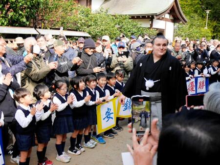 　ファンや幼稚園児に祝福される安青錦