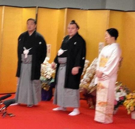 　使者を待つ安青錦（中央）