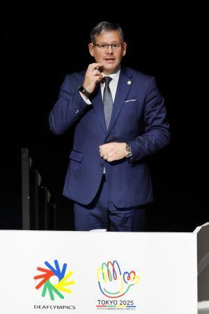 　「東京デフリンピック」の閉会式であいさつする国際ろう者スポーツ委員会のアダム・コーサ会長＝２６日、東京体育館