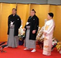 　使者を待つ安青錦（中央）