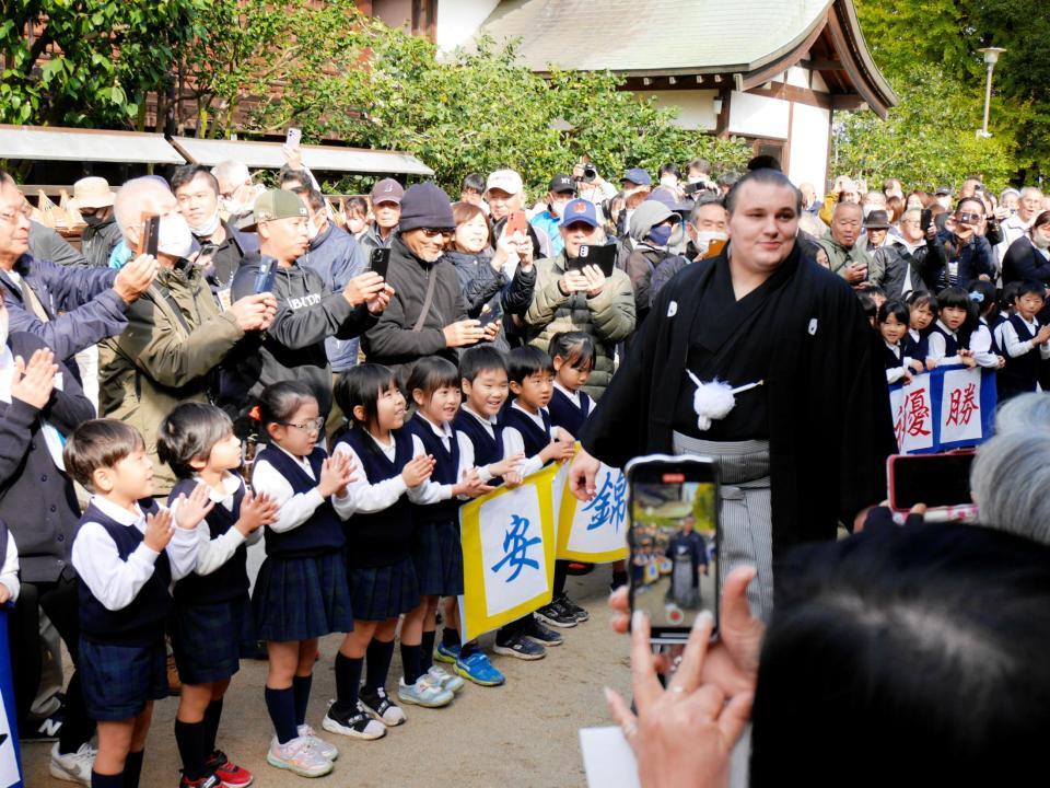 　ファンや幼稚園児に祝福される安青錦