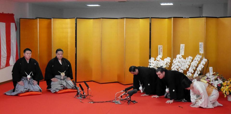 　大関昇進の伝達式に臨む（左から）大島親方、浅香山親方、安治川親方、安青錦、おかみさん