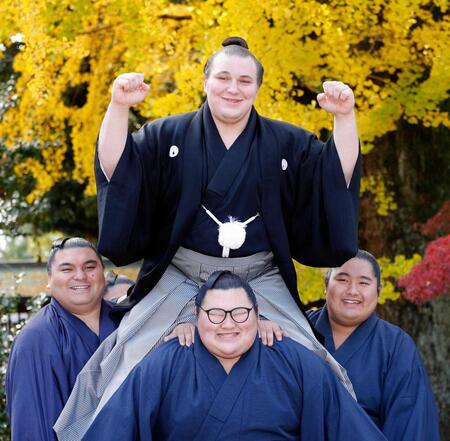 　大関昇進が決まり、笑顔でポーズをとる安青錦