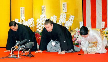 　大関昇進の伝達を受け、口上を述べる安青錦（中央）。左は安治川親方