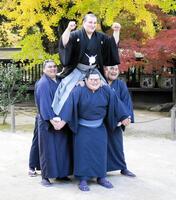 　騎馬に乗りガッツポーズを見せる安青錦