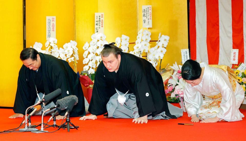 　大関昇進の伝達を受け、口上を述べる安青錦（中央）。左は安治川親方