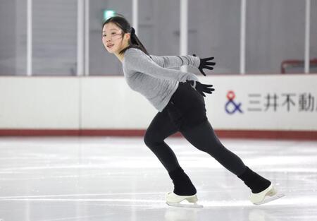 　明るい表情で練習する中井亜美（撮影・吉澤敬太）