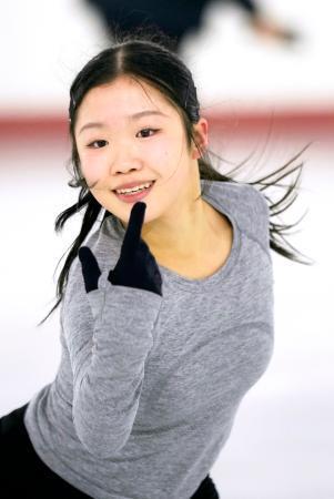　公開練習で調整するフィギュアスケート女子の中井亜美＝千葉県船橋市