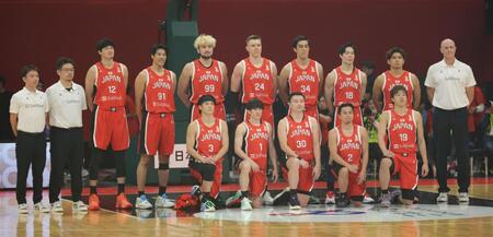 　試合前、記念写真に納まる日本代表メンバー（撮影・坂部計介）