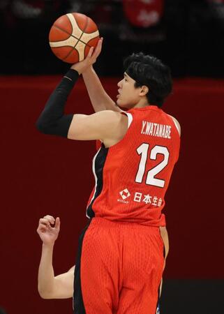 　第１クオーター、シュートを決める日本代表・渡辺雄太（撮影・坂部計介）