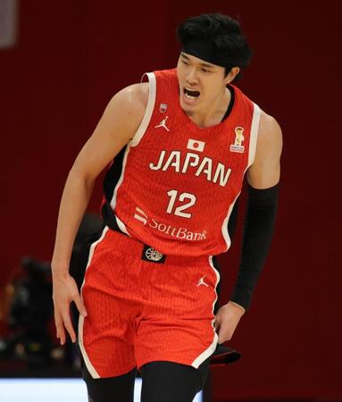 　第１クオーター、得点をあげ雄叫びを上げる日本代表・渡辺雄太（撮影・坂部計介）