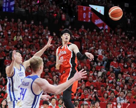 　１Ｑ、相手をかわしてパスを出す渡辺雄太