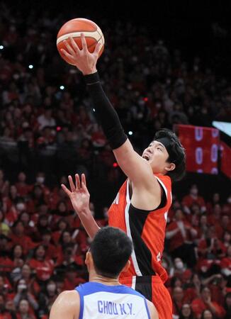 　１Ｑ、シュートを放つ渡辺雄太