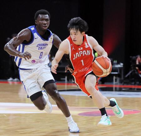 　２Ｑ、ドリブルで攻め込む斎藤拓実（右）