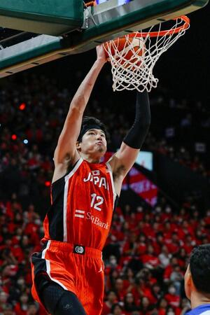 　第１クオーター、ダンクシュートを決める渡辺雄