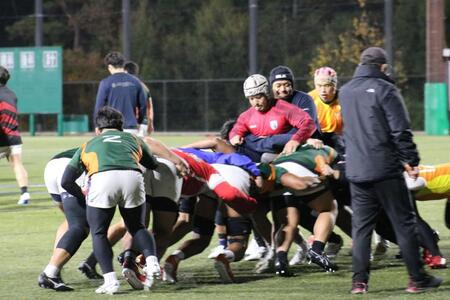 　優勝を懸けた天理大との大一番に向けて調整する京産大のメンバー